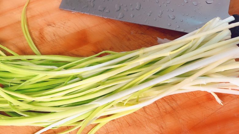 虾仁炒黑麦面,洗净去根，去除上面的干叶