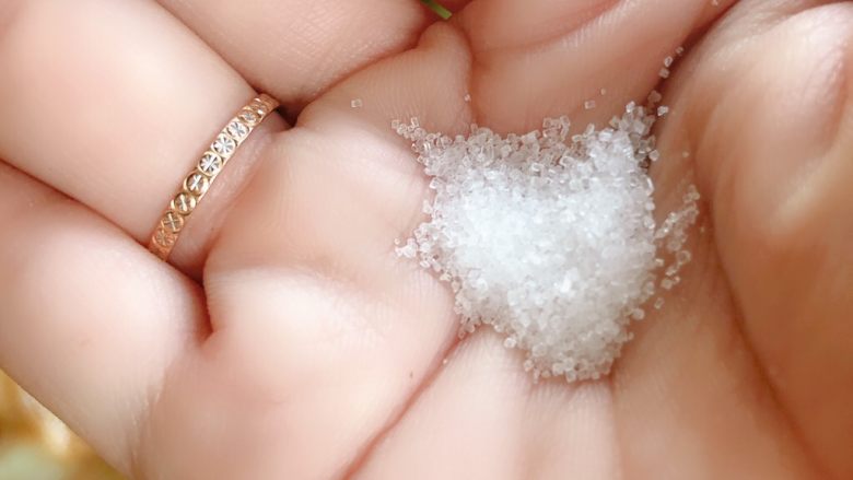 虾仁炒黑麦面,放一点点糖提鲜