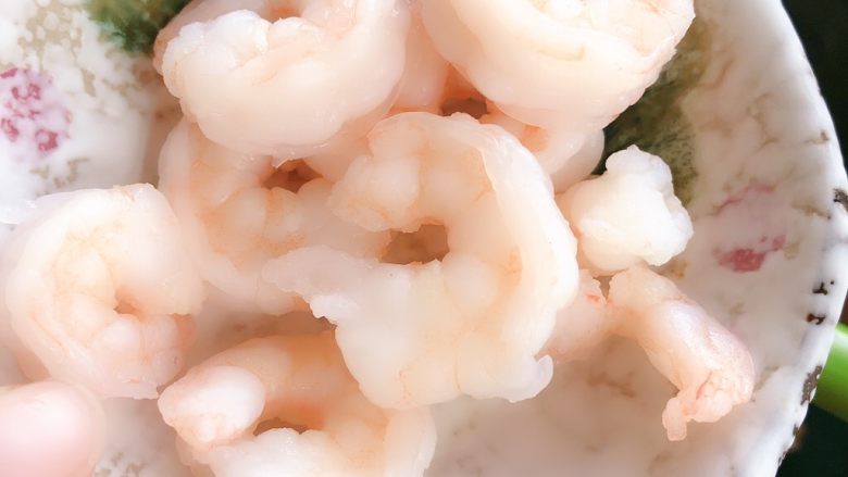 虾仁炒黑麦面,放入虾仁翻炒