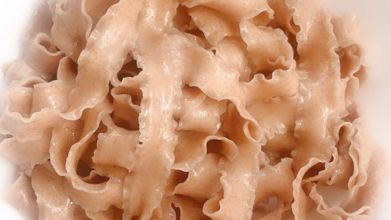 虾仁炒黑麦面,拌匀备用