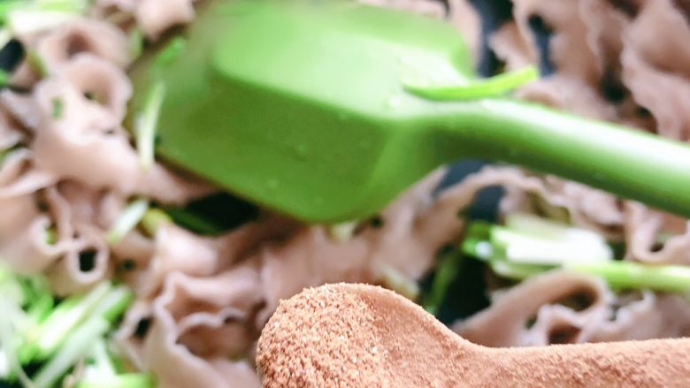 虾仁炒黑麦面,放一小勺<a style='color:red;display:inline-block;' href='/shicai/ 744'>五香粉</a>