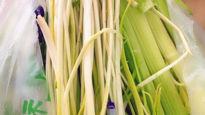 虾仁炒黑麦面,准备<a style='color:red;display:inline-block;' href='/shicai/ 3349'>蒜苗</a>