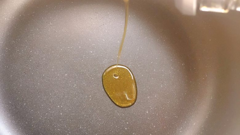 虾仁炒黑麦面,锅里倒油