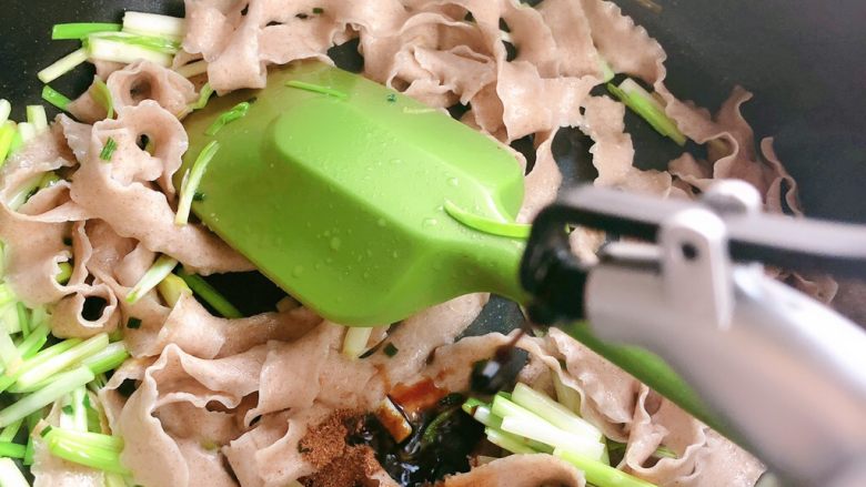 虾仁炒黑麦面,放<a style='color:red;display:inline-block;' href='/shicai/ 788'>生抽</a>