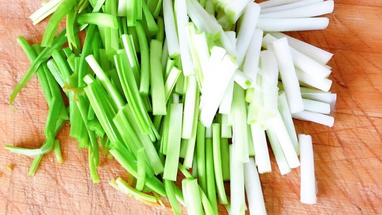 虾仁炒黑麦面,切好备用