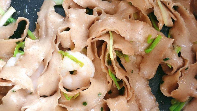 虾仁炒黑麦面,翻炒均匀