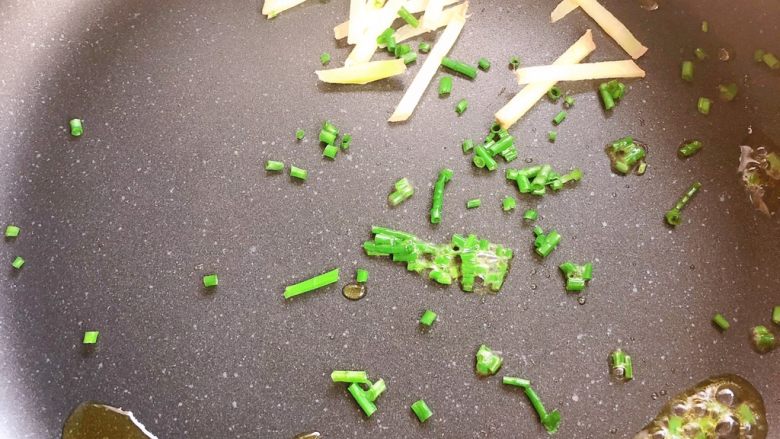 虾仁炒黑麦面,放入葱姜