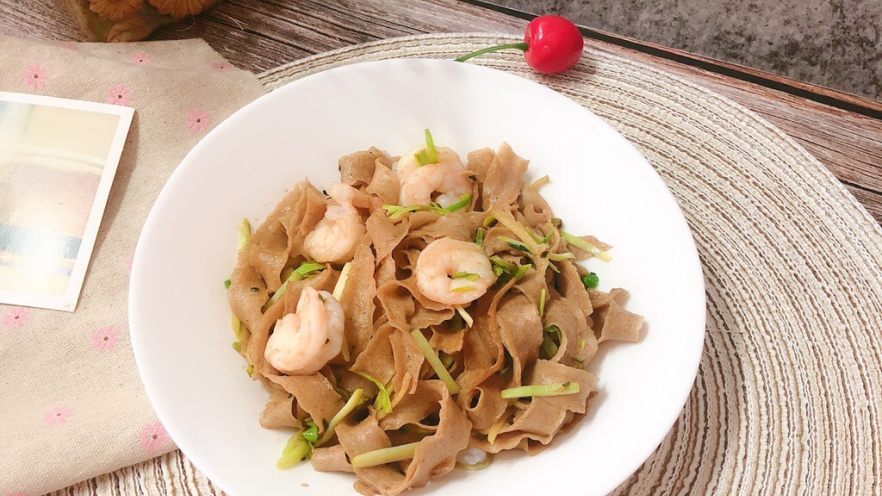 虾仁炒黑麦面