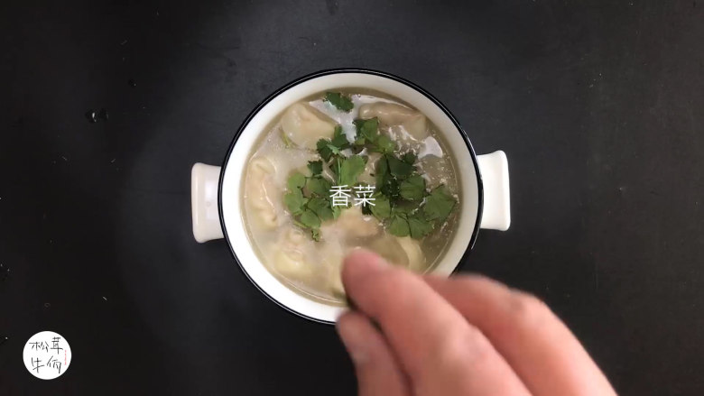 视频｜松茸鸡汤馄饨｜牛佤松茸食谱,撒上香菜和适量<a style='color:red;display:inline-block;' href='/shicai/ 692'>酱油</a>，即可享用。