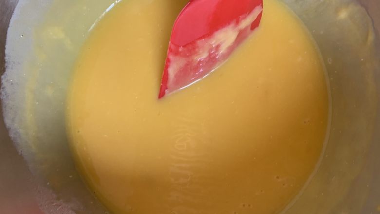 芝士蛋糕,搅拌均匀加入下一个蛋黄
