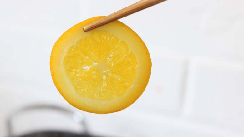 满满“一颗橙子”的香橙蛋糕卷,3. 一定要煮到边缘白色部分变成透明状才可以。不然会有苦涩味