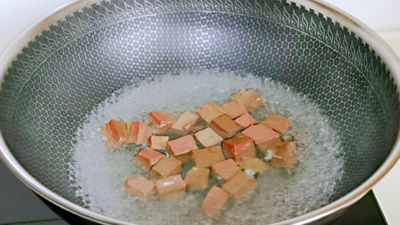 咖喱鸭血粉丝汤,鸭血块焯水: 水烧开后,下鸭血,大火煮2分钟,捞出沥干水分。