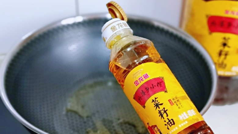 咖喱鸭血粉丝汤,起锅,加入菜籽油。
