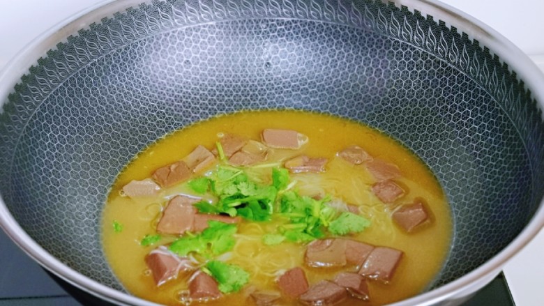咖喱鸭血粉丝汤,加入<a style='color:red;display:inline-block;' href='/shicai/ 131'>香菜</a>段,借助余温烫熟即可。