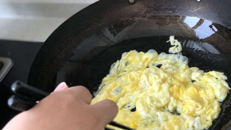 港式XO酱炒饭,倒入鸡蛋炒熟。
