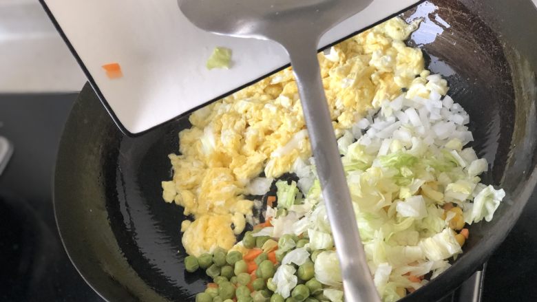 港式XO酱炒饭,再把青豆、玉米、洋葱、胡萝卜,下锅翻炒。
