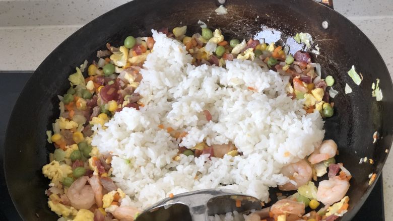 港式XO酱炒饭,最后米饭下锅翻炒均匀。