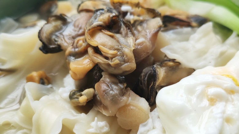 海鲜焖面,一份鲜美的海鲜面就好了
(可以调一份辣汁淋上,酱油泡上鲜辣椒末即可)