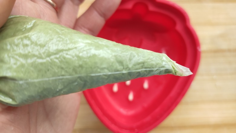 水果冰棍,每一口都吃得到果肉,先在模具中挤上白点,然后再混合上抹茶粉挤上叶子