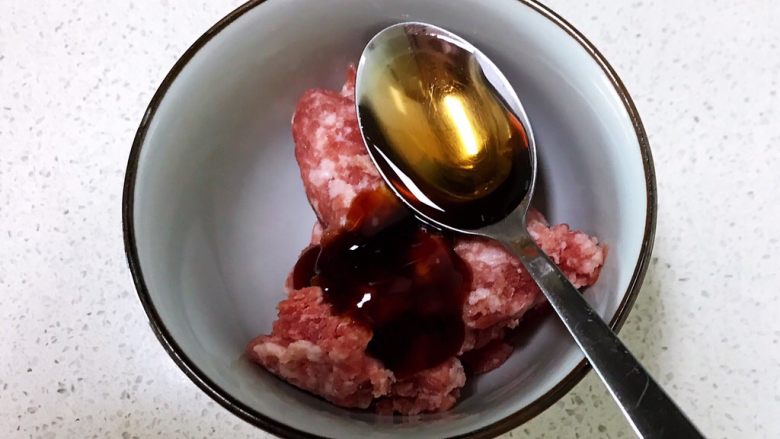 宝宝健康食谱 豉油肉末烧土豆,加入1勺<a style='color:red;display:inline-block;' href='/shicai/ 718'>料酒</a>