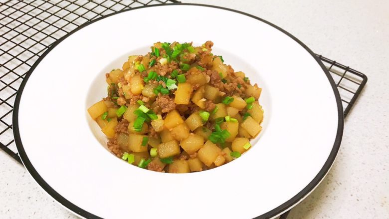 宝宝健康食谱 豉油肉末烧土豆,豉油肉末烧土豆低油少盐,不加任何香料,营养丰富,特别适合宝宝食用~