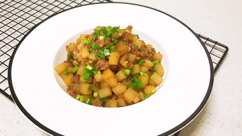 宝宝健康食谱  豉油肉末烧土豆,豉油肉末烧土豆低油少盐，不加任何香料，营养丰富，特别适合宝宝食用~