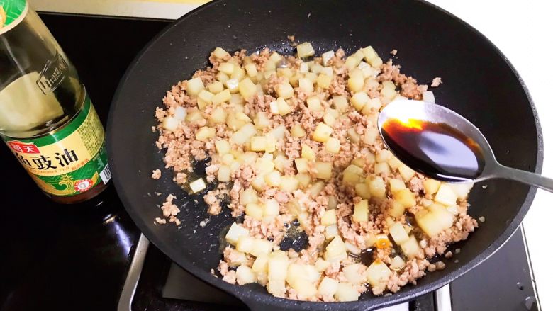 宝宝健康食谱 豉油肉末烧土豆,加入1勺豉油