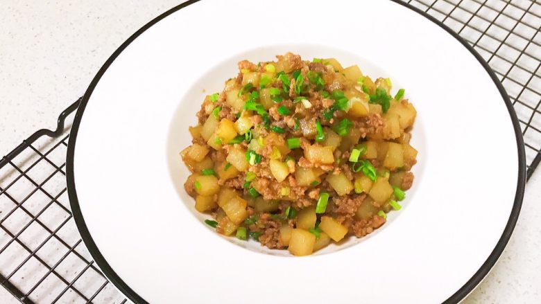 宝宝健康食谱 豉油肉末烧土豆,豉油肉末烧土豆出锅了