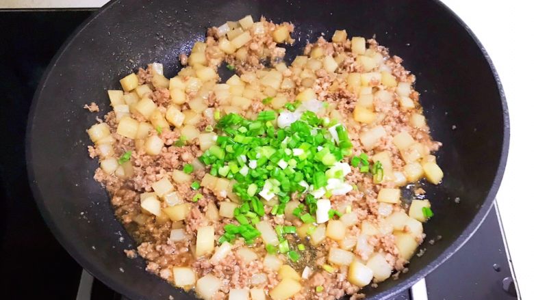 宝宝健康食谱 豉油肉末烧土豆,加入香葱末