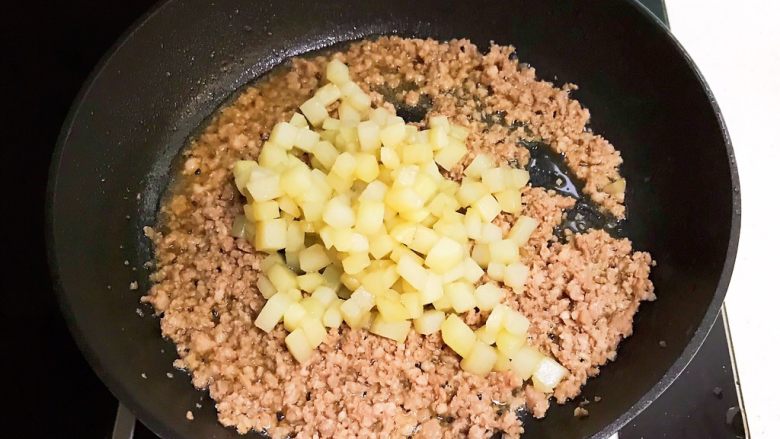 宝宝健康食谱  豉油肉末烧土豆,加入炒熟的土豆