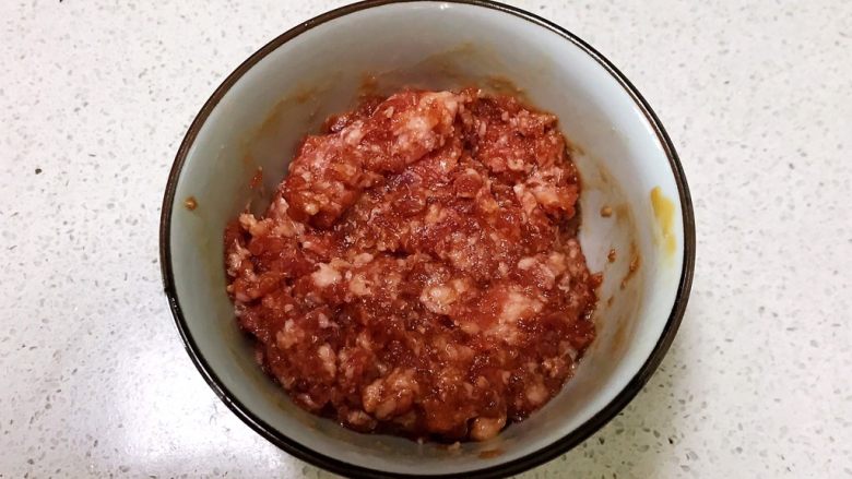 宝宝健康食谱 豉油肉末烧土豆,调匀后腌制入味5分钟