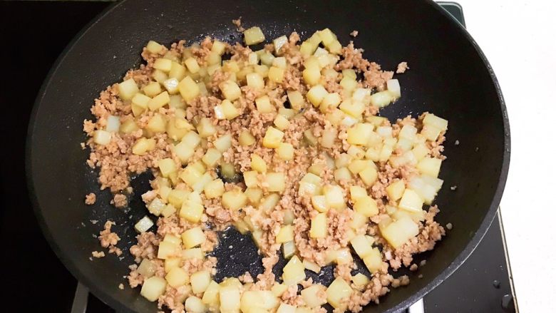 宝宝健康食谱 豉油肉末烧土豆,翻炒均匀