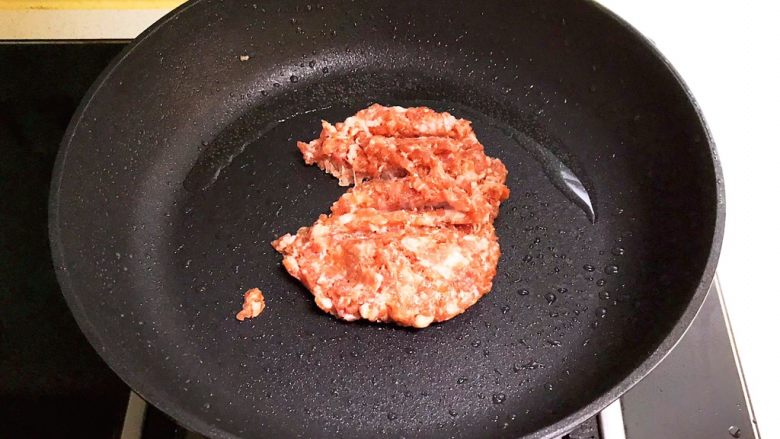 宝宝健康食谱 豉油肉末烧土豆,利用锅里的余油煸炒肉末