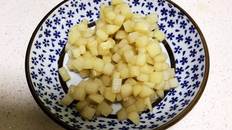 宝宝健康食谱 豉油肉末烧土豆,把炒熟的土豆盛出来