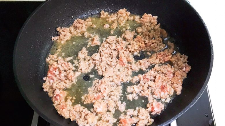 宝宝健康食谱 豉油肉末烧土豆,加入70ml开水,翻炒均匀