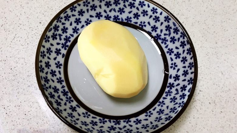 宝宝健康食谱 豉油肉末烧土豆,<a style='color:red;display:inline-block;' href='/shicai/ 23'>土豆</a>削皮,清洗干净