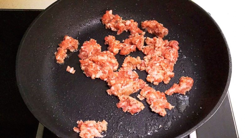 宝宝健康食谱 豉油肉末烧土豆,把猪肉末炒散