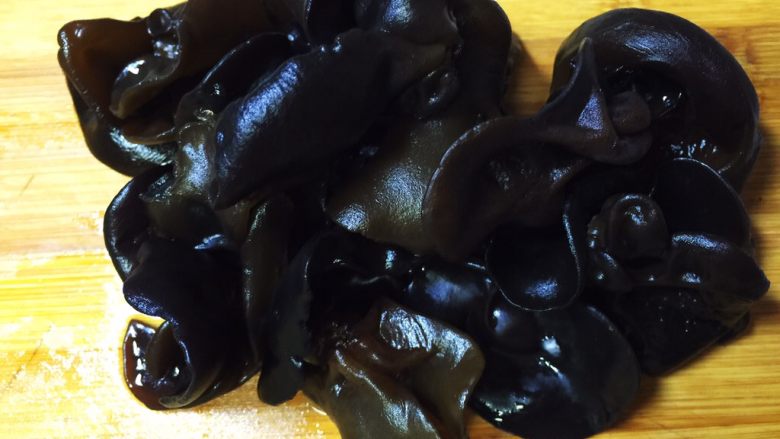 木耳腐竹炒白菜,黑木耳泡发,洗净沥干水分