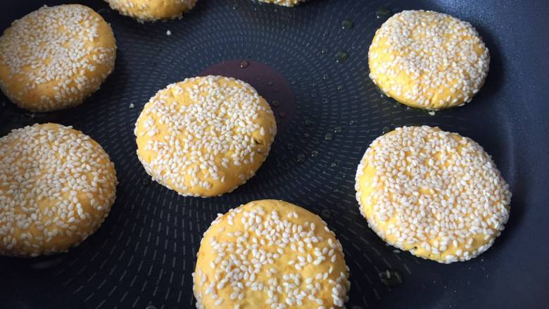 南瓜饼,不粘锅里放入少许的食用油,把南瓜饼煎至金黄即可