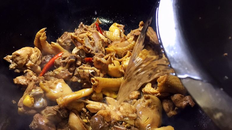 烧鸡块,锅中添水,没过鸡块