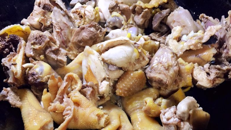 烧鸡块,油锅烧热,放入鸡块煸炒片刻