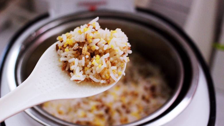 麦仁青稞杂粮饭,臻米脱糖养生煲,特别适合糖尿病人吃的米饭,用它就能实现,不吃主食不可取,低糖饭营养更健康,米汤分离去掉淀粉,为了家人健康,所以这个电饭煲我立马拔草啦。