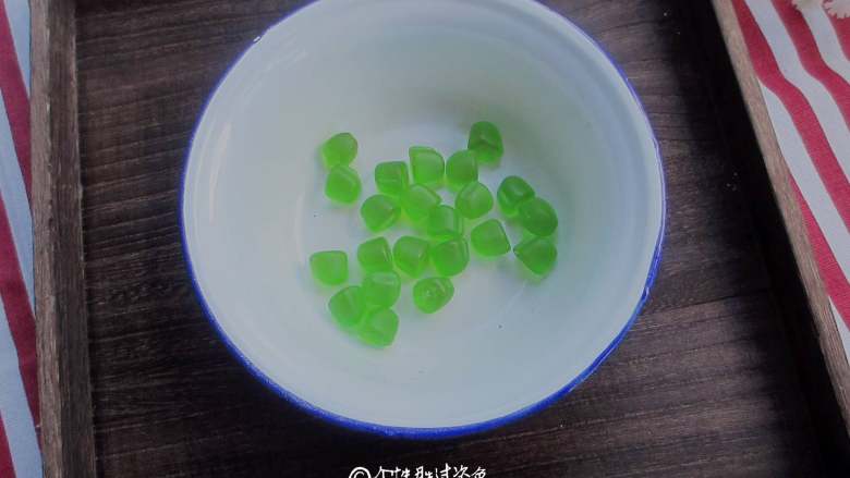 自制橡皮糖布丁,把QQ糖取出,放在耐热的碗中