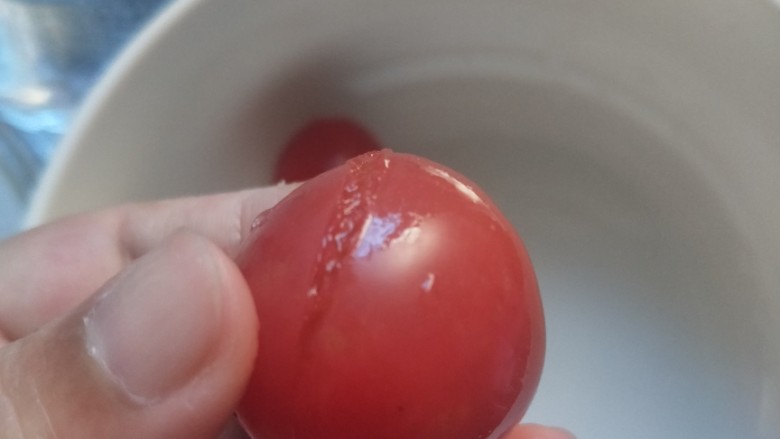 开胃前菜🍅红酒小番茄,把小番茄用小水果刀划一个小小的开口。烧一壶开水,将小番茄浸泡在水里。