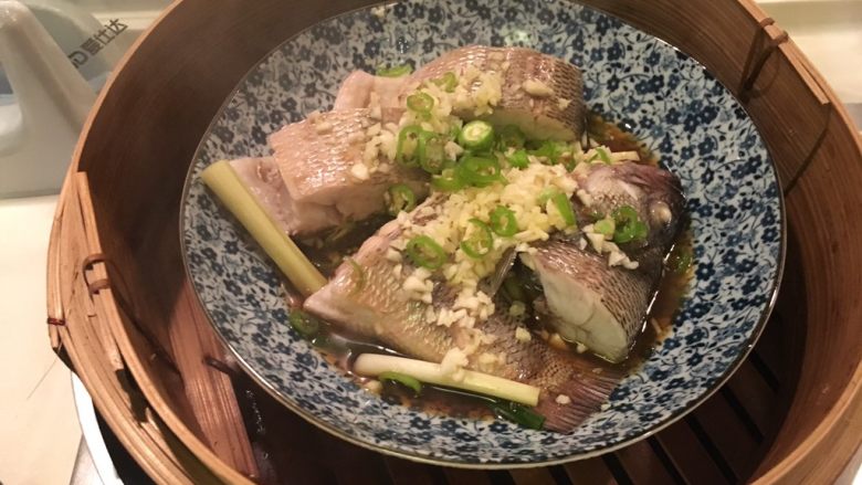 泰式香茅鱼,撒上姜蒜辣椒末,再回锅蒸5分钟