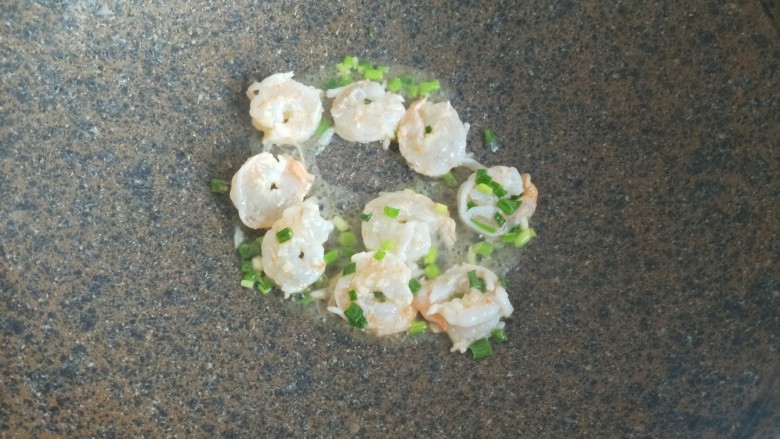 三鲜汤,炒锅倒油,葱花炒香,虾仁倒进去炒变色