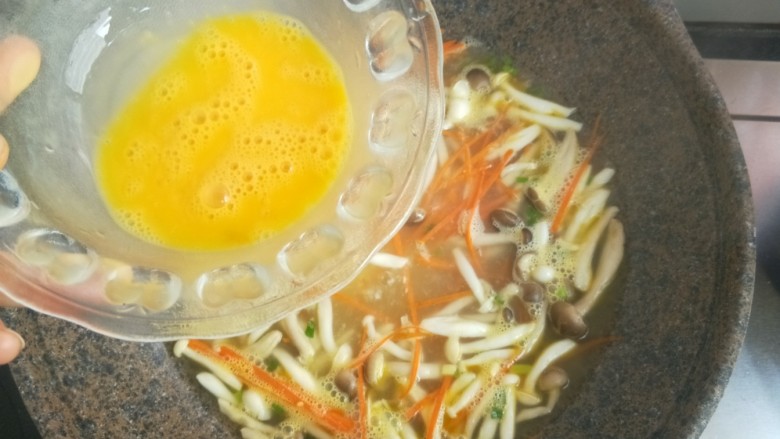 三鲜汤,水开后,倒入鸡蛋液