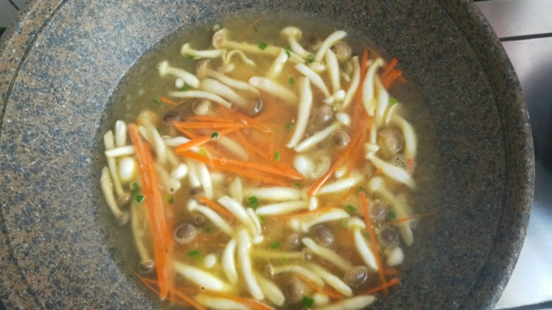 三鲜汤,加水,淹没蔬菜,加多一些水。