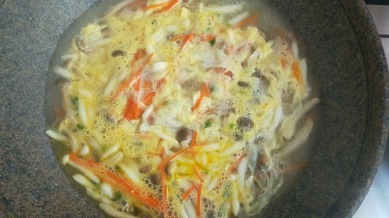 三鲜汤,加盐,胡椒粉,鸡精调味,淋入香油。