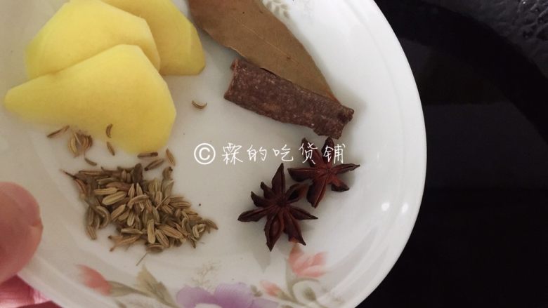 酱鸭腿,随后,锅里放适量的水,把香料和姜放入。
